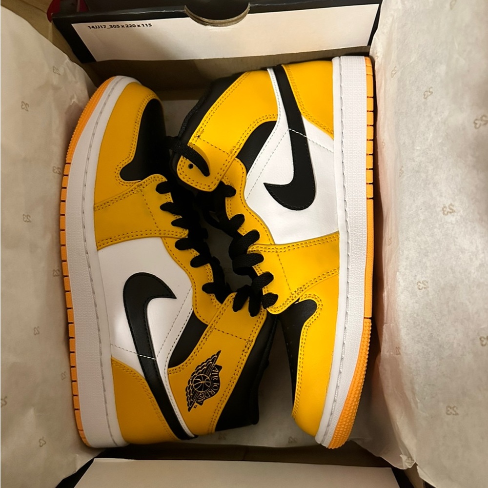 554724 701 women’s Air Jordan 1 Mid taxi/black